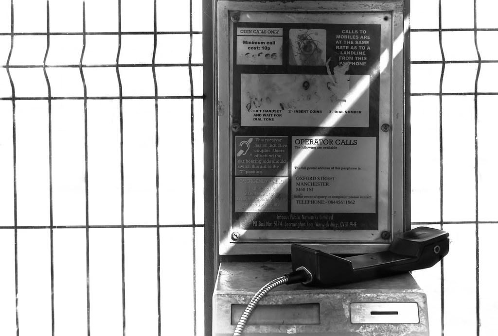 Telephone handset representing VoIP call quality