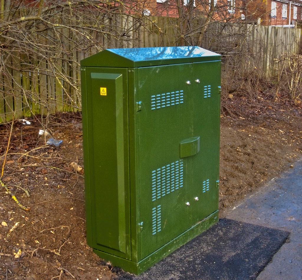 Fibre network street cabinet installation